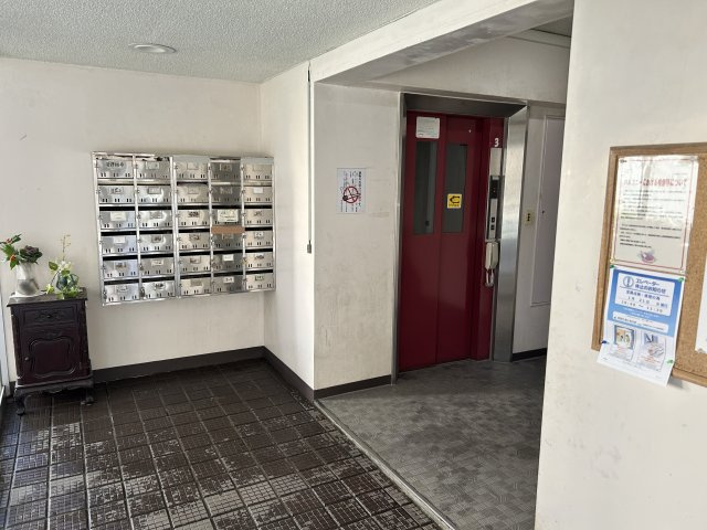メゾン熱海桃山のロビー|集合ポスト・エレベーター