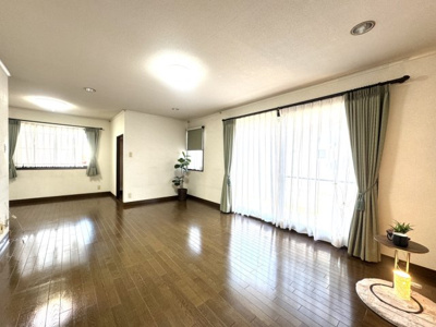 【居間・リビング】 | 小泉団地　中古住宅 | リビングにWINあり、広々LDK