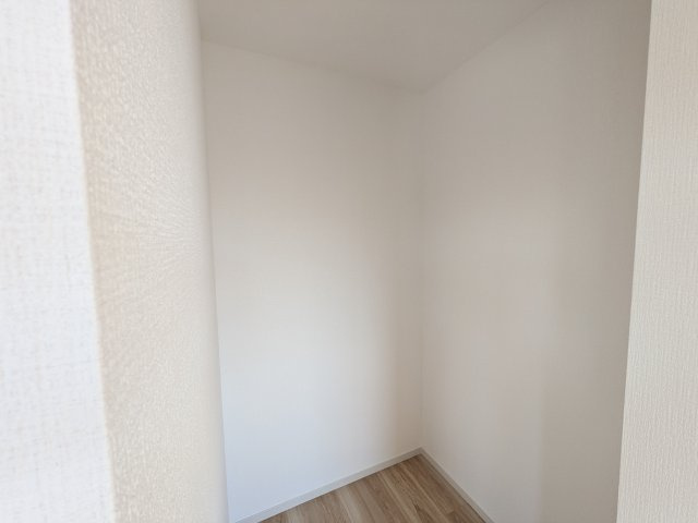 牛久市神谷　10期　新築戸建ての収納|大容量のウォークインクローゼット。衣類はもちろん、スーツケースや季節の家電もまとめて収納でき、居室空間をすっきりと保ちます。