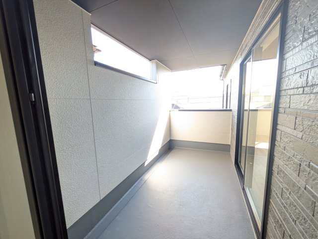 牛久市神谷　10期　新築戸建てのバルコニー|洗濯物も布団もまとめて干せるワイド設計。
広々としたワイドバルコニーで、家事の効率が上がり、日々の暮らしが快適になります。