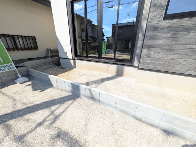牛久市神谷　10期　新築戸建ての庭|リビングに明るい光を届ける広々とした南庭。
お子様の遊び場やペットのスペースとしても最適です。
室内外で心地よい暮らしが叶います。