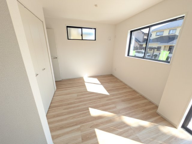 牛久市神谷　10期　新築戸建ての洋室|リビングと繋がる多目的スペース。
日当たりも良好です♪