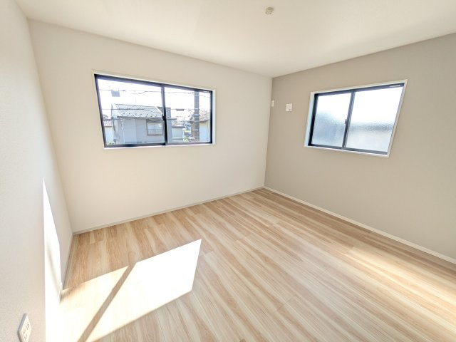 牛久市神谷　10期　新築戸建ての洋室|バルコニーに面した２面採光で明るく開放的な洋室です。
デザイン性の高いアクセントクロスで、落ち着いた雰囲気を演出。収納力たっぷりのWIC完備で、室内をすっきりと保てます♪