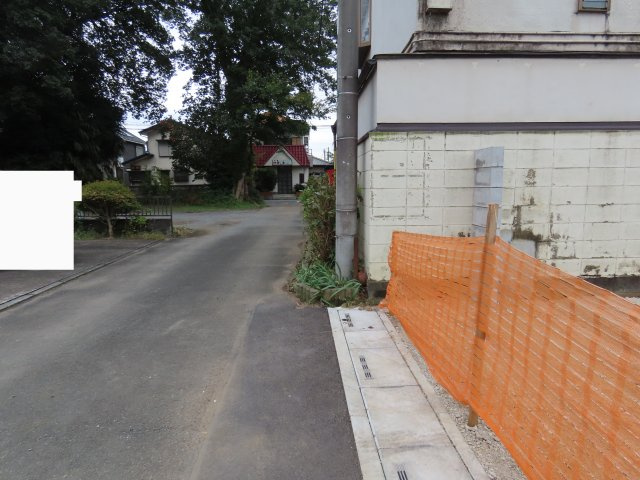 坂戸市中小坂売地の前面道路含む現地写真
