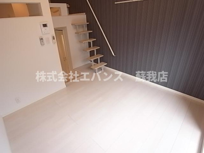 【居間・リビング】 | グランステート千葉 | こちらの居間で趣味の時間をお楽しみください