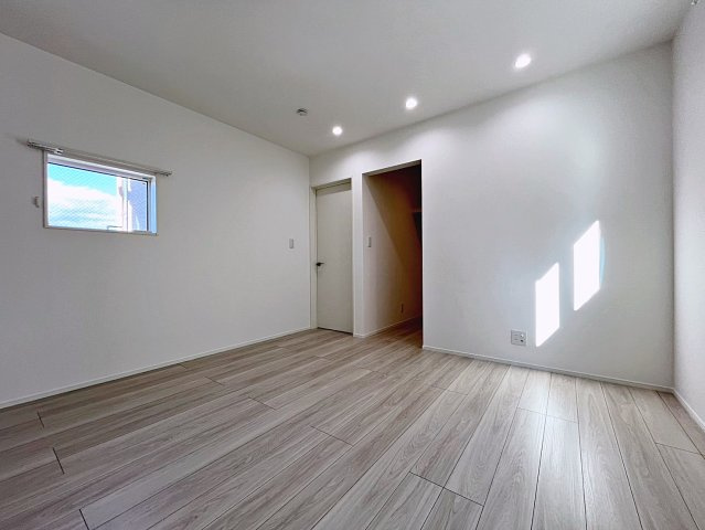 フルールスタイル　郡山市鶴見坦三丁目　薫小・第一中の洋室|広々とした洋室にはWIC収納付き！シンプルなので様々なテイストのインテリアも合いそうですね！