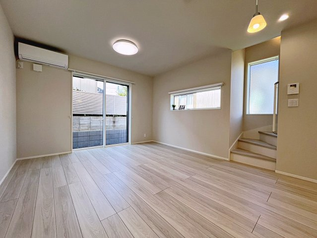 フルールスタイル　郡山市鶴見坦三丁目　薫小・第一中の居間・リビング|コミュニケーションが自然と増えるリビング階段！窓が多く自然光がたっぷり入るリビングです！