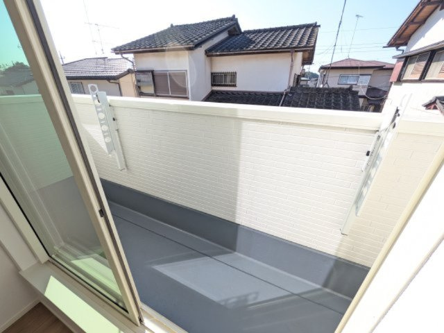 牛久市南7丁目　01期　新築戸建てのバルコニー|広々としたワイドバルコニーは、日当たり良好で毎日の洗濯物干しに最適です。