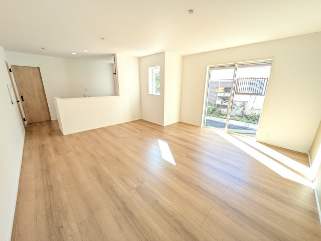 牛久市南7丁目　01期　新築戸建ての居間・リビング|家族の会話が自然と弾む、広々としたゆとりのLDK。南向きの窓からたっぷりの光が射し込む明るく快適な空間です。