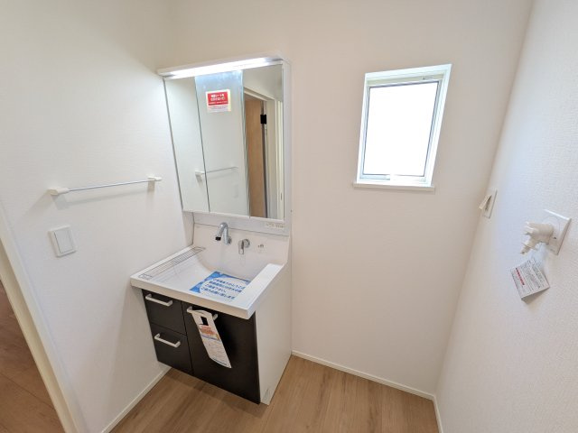 牛久市南7丁目　01期　新築戸建ての独立洗面台|人気の三面鏡の洗面化粧台は鏡の裏側がすべて収納になっており、収納力も魅力的です♪
水栓はシャワーヘッドになっており朝シャンも可能です！