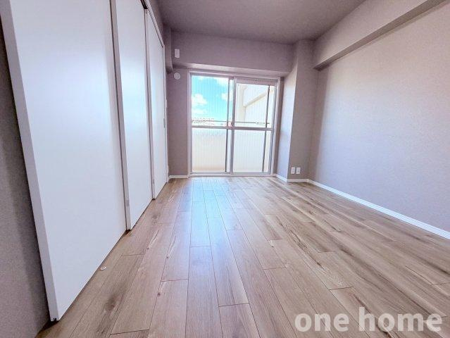 ライオンズマンション新大阪第2の洋室|◆約6.0帖洋室です！東側バルコニーから自然光が差し込む明るい空間です！
◆令和8年10月室内フルリフォーム完了！手直しなしでお住まいいただけます！