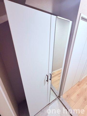 ライオンズマンション新大阪第2の収納|◆玄関には大容量シューズボックス完備です！散らかりがちな玄関をスッキリご使用いただけます！
◆大きな姿見があり、お出かけ前の身支度チェックもバッチリです！