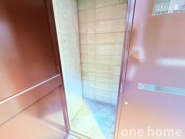 ライオンズマンション新大阪第2の収納|◆玄関横には物入がございます！アウトドアグッズなどの収納に重宝します！