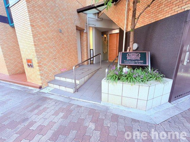 ライオンズマンション新大阪第2のエントランス|◆スロープ付きのマンションエントランスです！スーツケースなどでの移動もスムーズです！