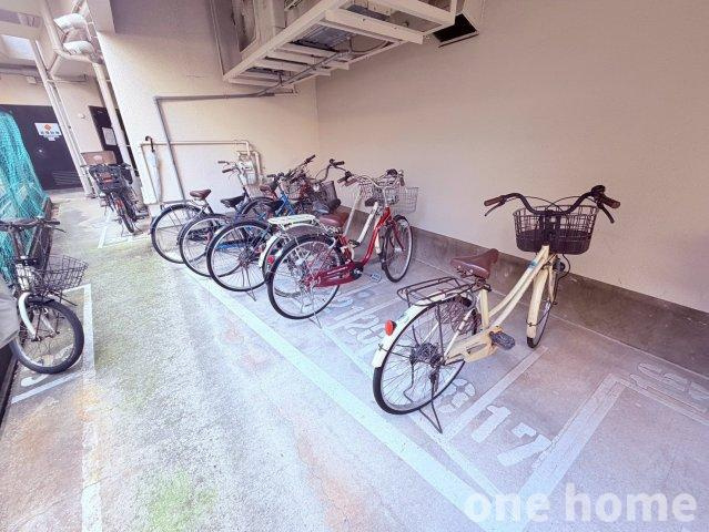 ライオンズマンション新大阪第2の駐輪場|◆駐輪場は平置きタイプで、出し入れが楽ちんです！
◆最新の空き状況など、詳細につきましてはお気軽にお問い合わせください！