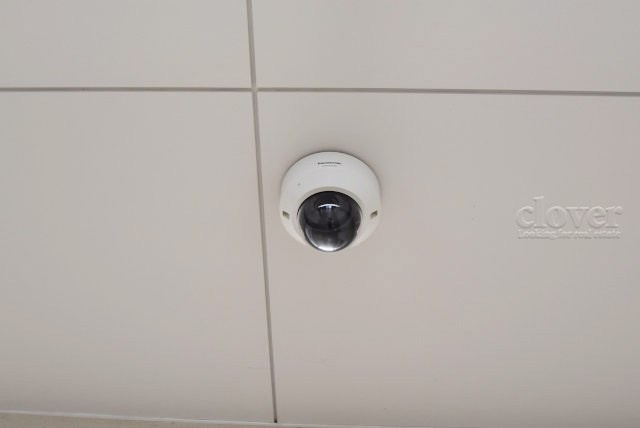 【防犯設備】 | 大森駅前住宅1号棟 | 建物や敷地の隅々に目を光らせる防犯カメラが設置されています。現地を見学される際には、カメラの存在やその台数にも意識を払ってみてください。～即日のご見学可能～　お問合せはお気軽にどうぞ。
