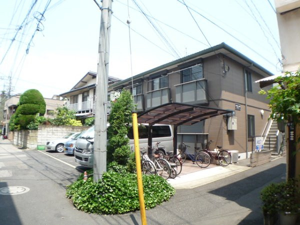 ルミエールＢの外観|前面は駐車場で日当たり良好♪