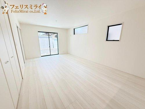 　の居間・リビング|■現地写真■
明るいリビング♪
ペアガラスなので防音・断熱もばっちりです♪