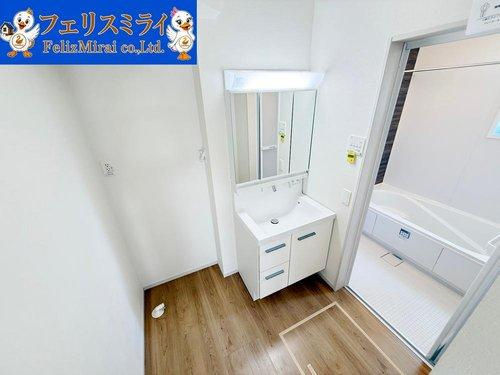 Terrechez　神戸市垂水区桃山台２期　全２棟の洗面所|■現地写真　２号棟■
三面鏡の洗面化粧台♪
朝のセットもこれで安心♪
