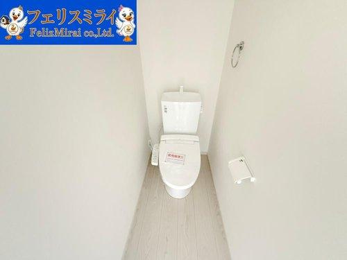 Terrechez　神戸市垂水区桃山台２期　全２棟のトイレ|■現地写真　１号棟■
節水ウォシュレット♪便ふたオート開閉で清潔＆快適です♪節水機能もありお掃除楽々凸凹も少ないです♪