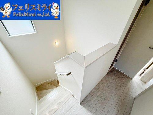 Terrechez　神戸市垂水区桃山台２期　全２棟の内装|■現地写真　１号棟■
家族に優しい手すり付き階段♪手すりには安全のほかにも身体への負担の軽減という大きな役割があります♪