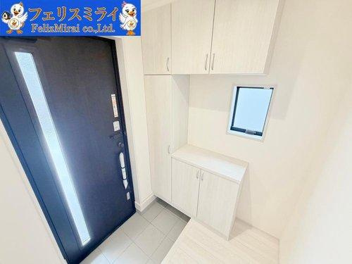 　の玄関|■現地写真・４号棟■
たっぷり収納シューズキャビネット♪高さも調節できるので、ロングブーツも収納できます♪