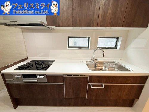 神戸市須磨区青葉町１丁目のキッチン|■現地写真■
吊戸棚があり収納スペースが豊富♪