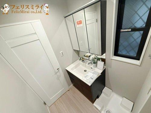 神戸市須磨区大黒町１丁目2-5の洗面所|■現地写真■
くもり止めヒーター付で 朝シャンもできるワイドタイプのドレッサー♪使いやすい高さに設定しています♪
