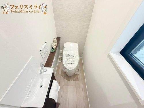 神戸市須磨区大黒町１丁目2-5のトイレ|■現地写真■
節水ウォシュレット♪便ふたオート開閉で清潔＆快適です♪節水機能もありお掃除楽々凸凹も少ないです♪