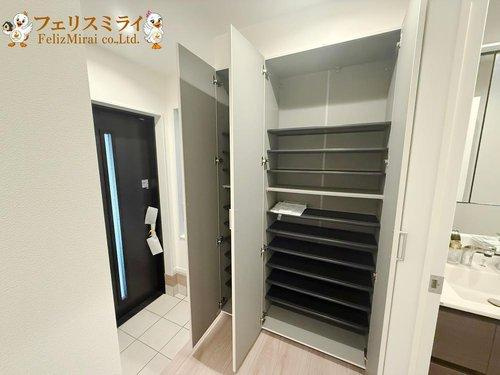 神戸市須磨区大黒町１丁目2-5の玄関|■現地写真■
たっぷり収納できるシューズボックス♪