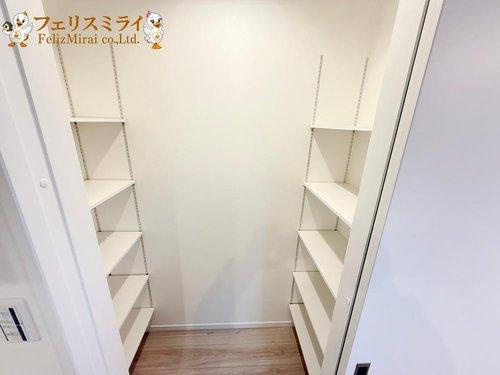 神戸市須磨区大黒町１丁目2-5のキッチン|■現地写真■
キッチン横には大容量のパントリーが御座います♪