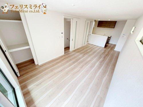 神戸市須磨区行幸町１丁目の居間・リビング|■現地写真■
明るいリビング♪
収納スペースも完備♪