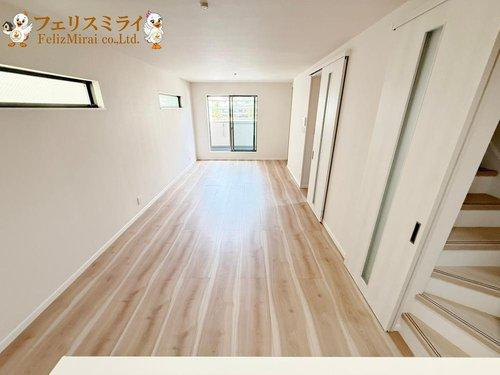 神戸市須磨区行幸町１丁目の居間・リビング|■現地写真■
ワックス不要のフローリングでお手入れも楽チン♪日当たり抜群のリビングで会話も弾みますね♪