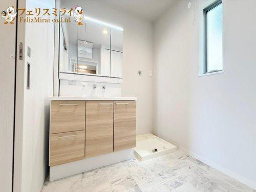 神戸市須磨区行幸町１丁目の洗面所|■現地写真■
くもり止めヒーター付で 朝シャンもできるワイドタイプのドレッサー♪使いやすい高さに設定しています♪