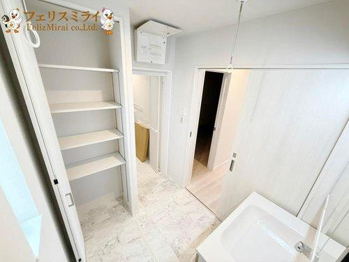 神戸市須磨区行幸町１丁目の洗面所|■現地写真■
洗面所には収納スペースが御座います♪
タオルやお着替え等置いておけて非常に便利です♪