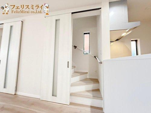 神戸市須磨区行幸町１丁目の内装|■現地写真■
好評のリビング階段♪
ドアもついており冷暖房を逃しません♪