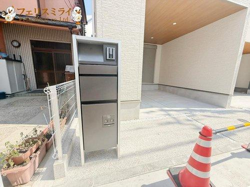 神戸市須磨区行幸町１丁目の玄関|■現地写真■
宅配ボックスも完備♪
インターフォンの音で起こされることはありません♪