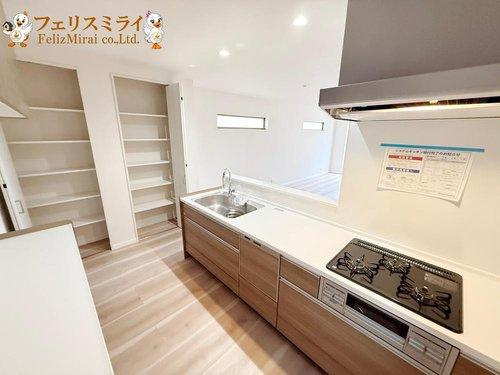 神戸市須磨区行幸町１丁目のキッチン|■現地写真■
キッチンの横には大容量のパントリーが御座います♪