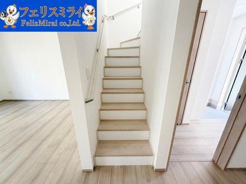 　の内装|■現地写真・B号棟■
家族に優しい手すり付き階段♪手すりには安全のほかにも身体への負担の軽減という大きな役割があります♪