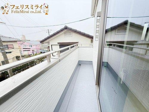 Ｌｉｖｅｌｅ Ｇａｒｄｅｎ　神戸市須磨区北落合２期　全５棟のバルコニー|■現地写真・１号棟■
日当たり良好♪ワイドバルコニーで家族の洗濯物がたくさんほせます♪