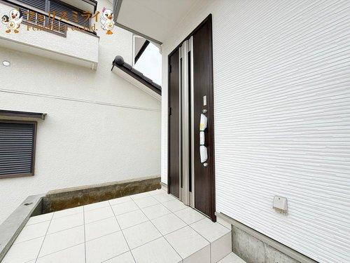 Ｌｉｖｅｌｅ Ｇａｒｄｅｎ　神戸市須磨区北落合２期　全５棟の玄関|■現地写真・１号棟■
かざして開くスマートドア♪