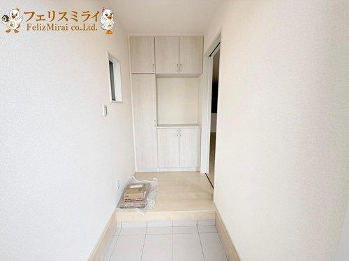 Ｌｉｖｅｌｅ Ｇａｒｄｅｎ　神戸市須磨区北落合２期　全５棟の玄関|■現地写真・１号棟■
たっぷり収納シューズキャビネット♪高さも調節できるので、ロングブーツも収納できます♪