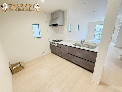 Ｌｉｖｅｌｅ Ｇａｒｄｅｎ　神戸市須磨区北落合２期　全５棟のキッチン|■現地写真・１号棟■
カウンターもあり、大変広くお使い頂けます◎