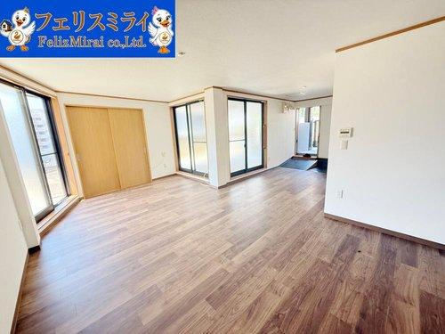 神戸市垂水区舞子台６丁目の居間・リビング|■現地写真■
仮１階の１８帖のＬＤＫ♪