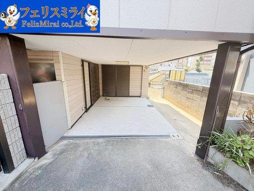 神戸市垂水区舞子台６丁目の駐車場|■現地写真■
屋根のある駐車スペース♪
