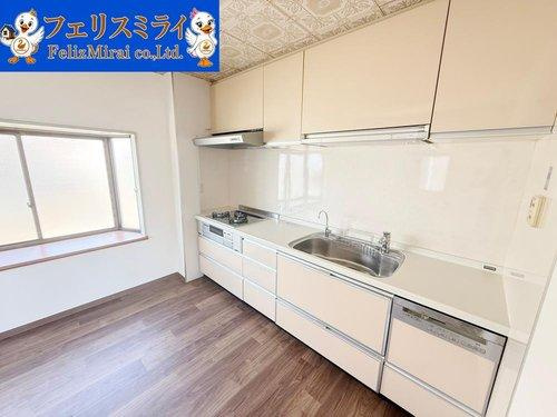 神戸市垂水区舞子台６丁目のキッチン|■現地写真■
吊戸棚もあって収納豊富◎