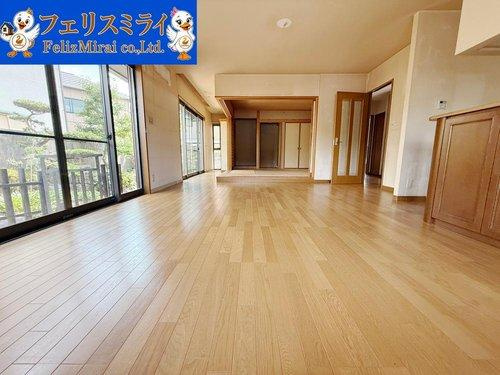 神戸市垂水区清玄町１３－３の居間・リビング|■現地写真■
２０帖の広々リビングです♪