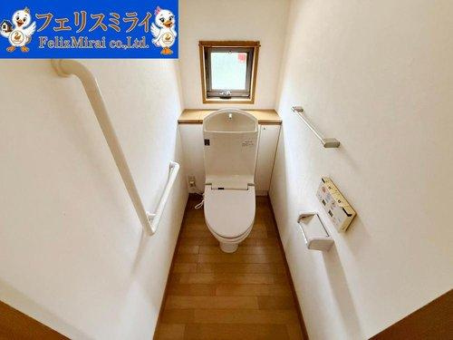 神戸市垂水区清玄町１３－３のトイレ|■現地写真■
手すり付きでバリアフリーのトイレ♪