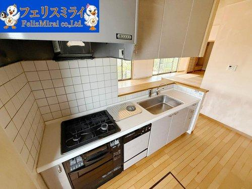 神戸市垂水区清玄町１３－３のキッチン|■現地写真■
吊戸棚もあって収納豊富◎