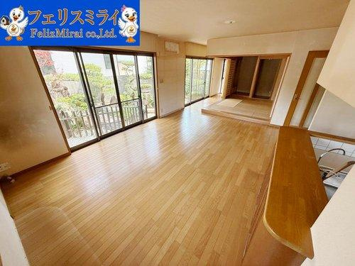 神戸市垂水区清玄町１３－３の居間・リビング|■現地写真■
窓が大きく開放感のあるリビングです♪